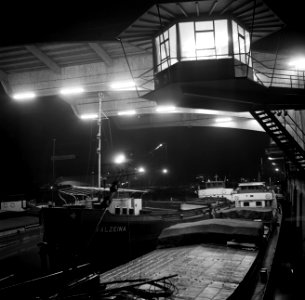 Schepen met in het midden de Valzeina onder de controlepost in de overdekte over, Bestanddeelnr 254-1251