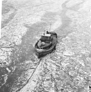 Scheepvaartverkeer in moeilijkheden op het IJsselmeer. Tussen Oranjesluizen en h, Bestanddeelnr 915-8547