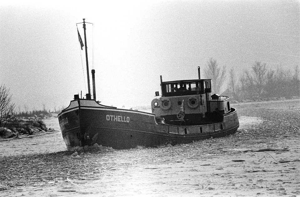 Scheepvaart heeft last van ijs schip op Amstel door ijs, Bestanddeelnr 924-1439