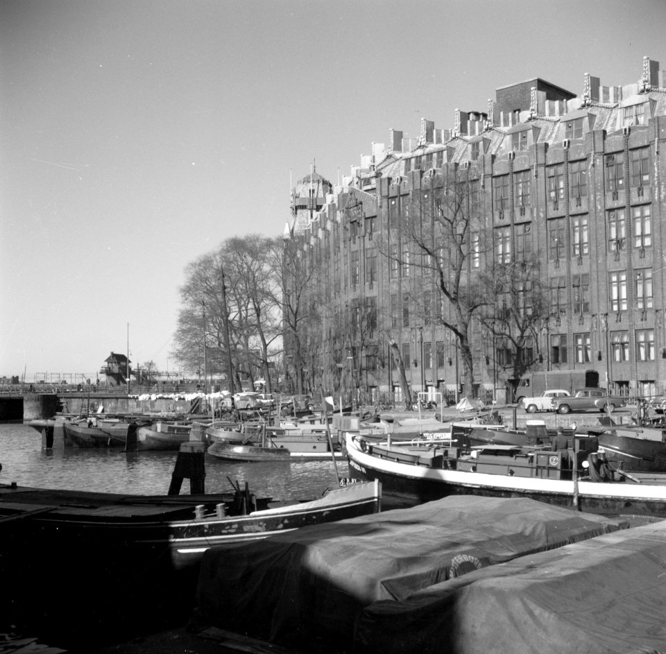 Scheepvaarthuis aan de Prins Hendrikkade gezien vanaf de Kromme Waal, Bestanddeelnr 254-3272
