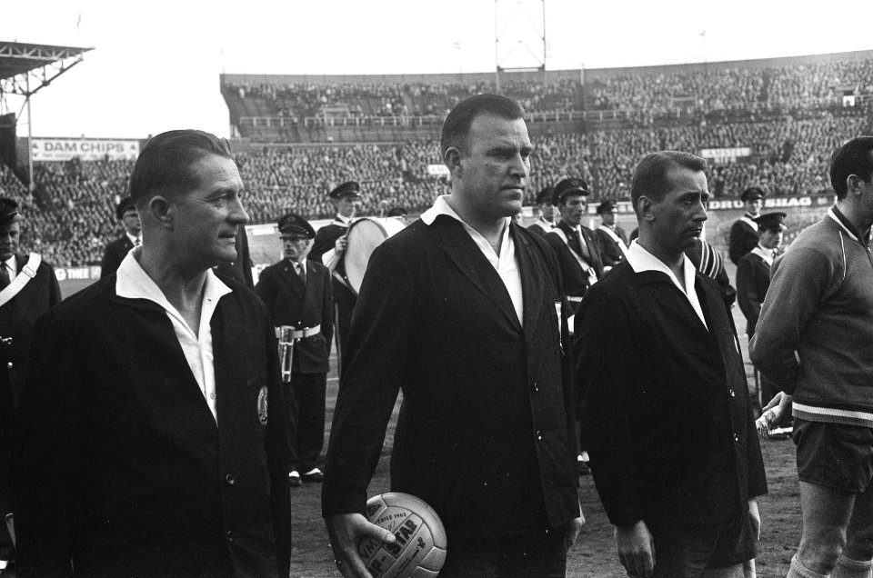 Scheidsrechter Rudi Glöckner met de grensrechters, Bestanddeelnr 919-7602