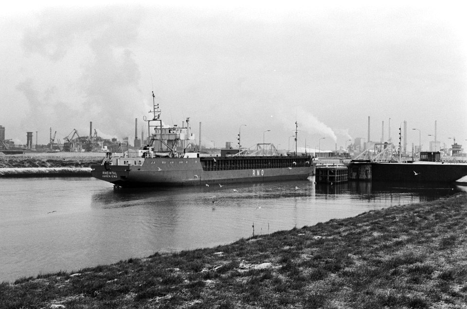 Scheepvaart heeft last van acties van loodsen de zeesluis in IJmuiden, Bestanddeelnr 933-1921