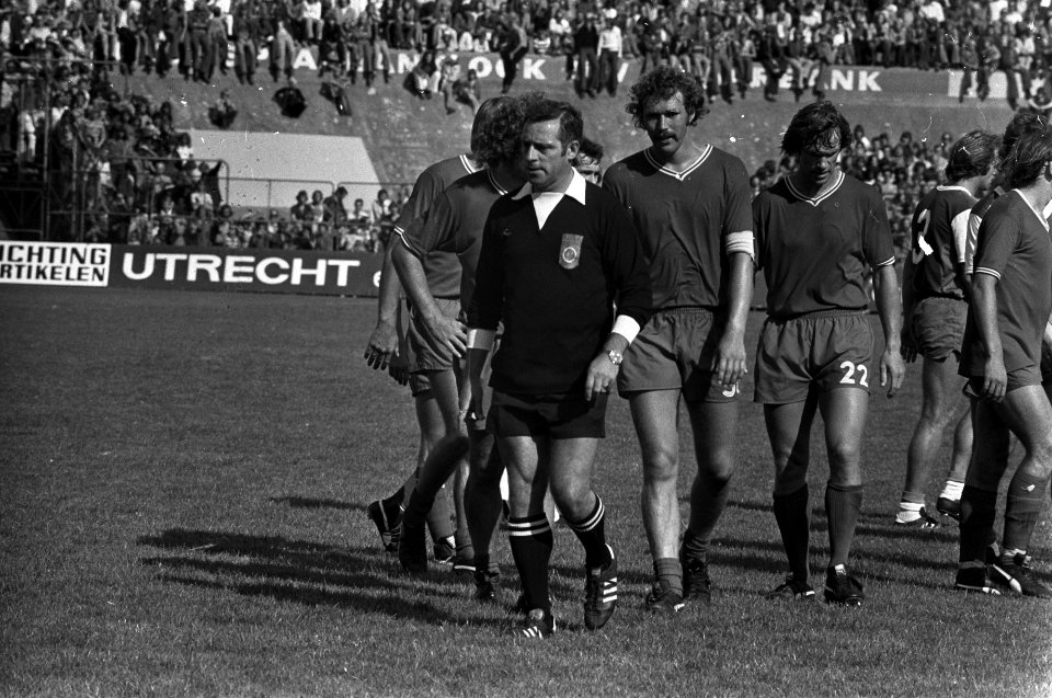 Scheidsrechter Beck verlaat het veld, vanwege stakende Feyenoord spelers die ee…, Bestanddeelnr 928-1068