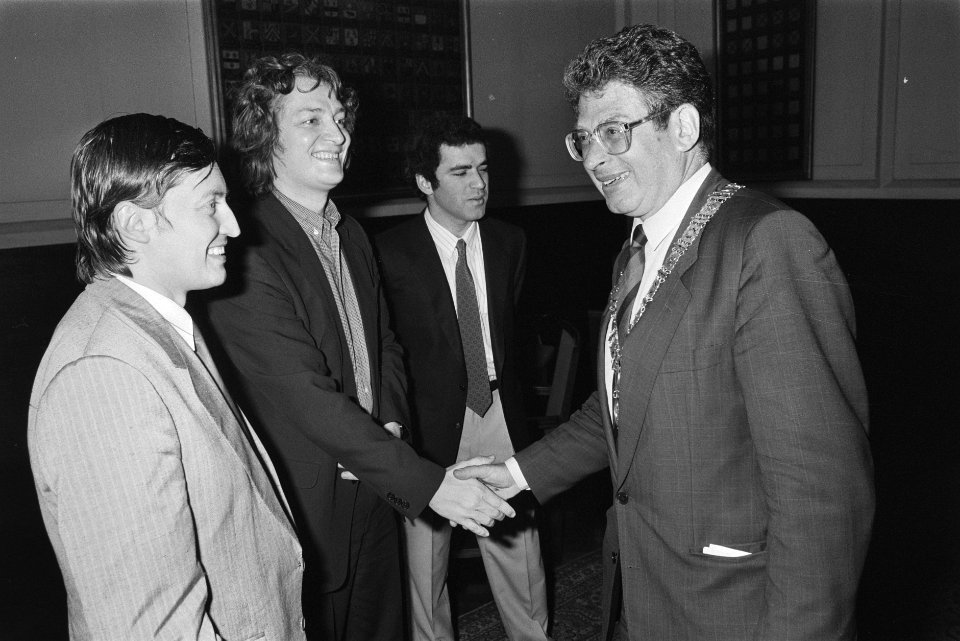 Schakers op stadhuis verwelkomd door burgemeester Van Thijn 14 Karpov (l) en , Bestanddeelnr 933-9656