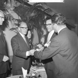 Scheidend voorzitter Mr. van Doorn (rechts), met links naast hem de nieuwe voorz, Bestanddeelnr 914-0537