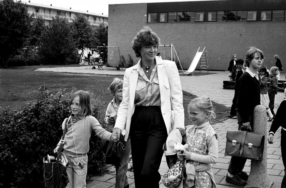 Scheiding Prinses Irene en Carel Hugo uitgesproken, Irene haalt haar kinderen Margarita, Maria Carolina en Jaime Bernardo, Bestanddeelnr 931-5076