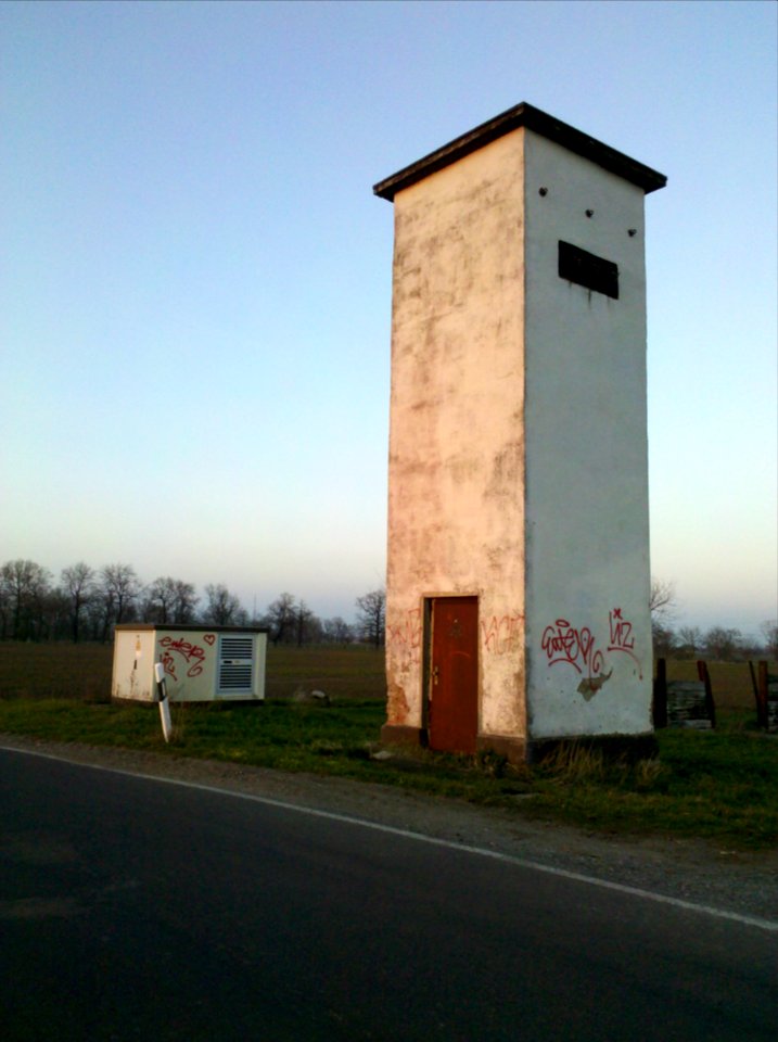 Scheidens - Alter Trafoturm nebst jüngerem Trafokiosk im März 2019