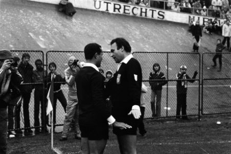 Scheidsrechter v. Ettekhoven (r) overlegt met de grensrechter over het eerste do, Bestanddeelnr 930-5248