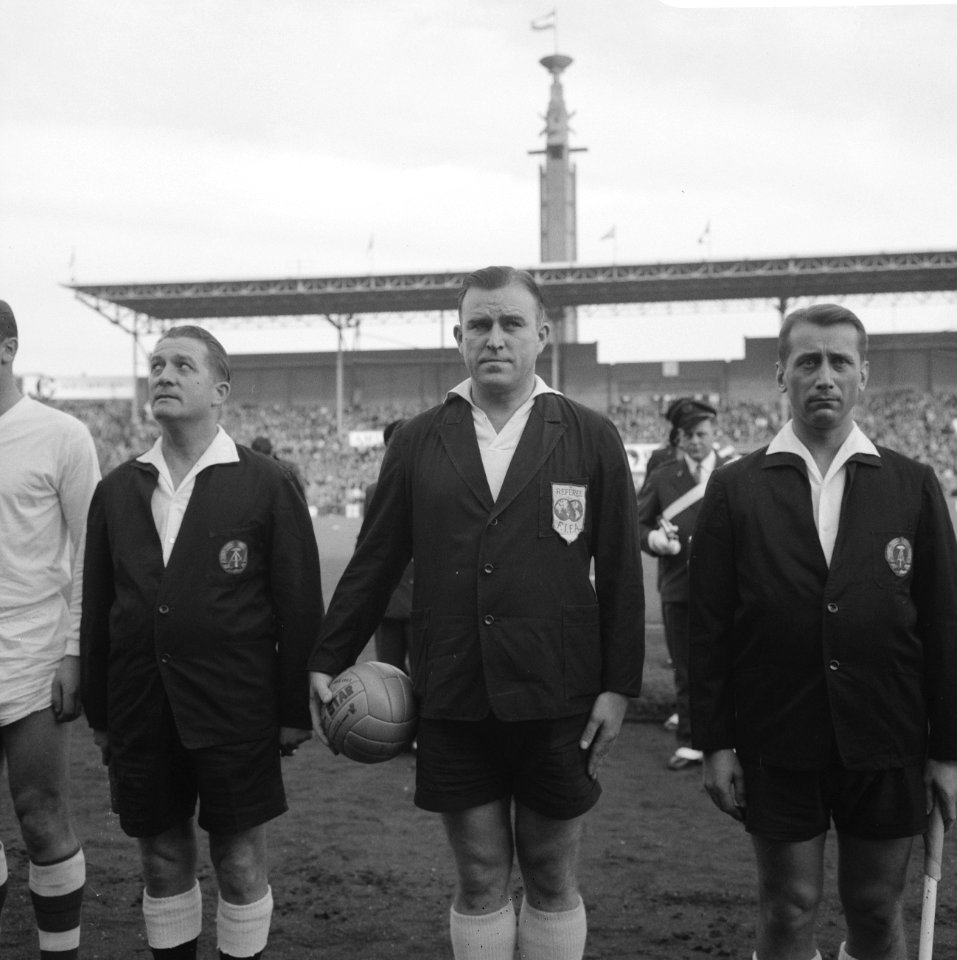 Scheidsrechter Rudi Glöckner met de grensrechters, Bestanddeelnr 919-7614