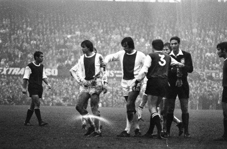 Scheidsrechter Van der Kroft met spelers, Bestanddeelnr 924-1127
