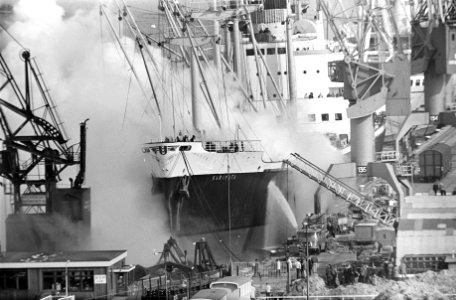 Scheepsbrand aan boord van Karmiata in Vlothaven Amsterdam brandweerlieden krijg, Bestanddeelnr 922-3254