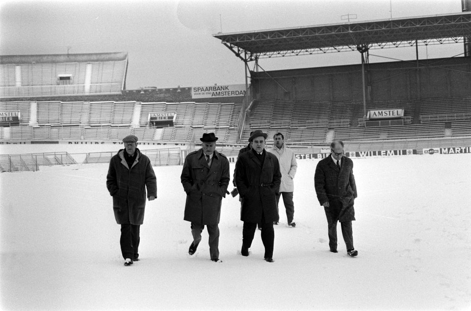 Scheidsrechter Glöckner (O-Duitsland) keurde het veld in Olympisch Stadion voor , Bestanddeelnr 923-1304