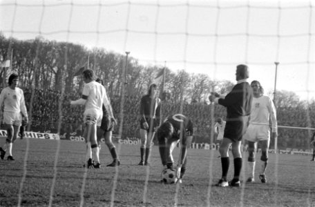 Scheidsrechter Van Gemert geeft Piet Keizer (links) een gele kaart, Bestanddeelnr 926-9809