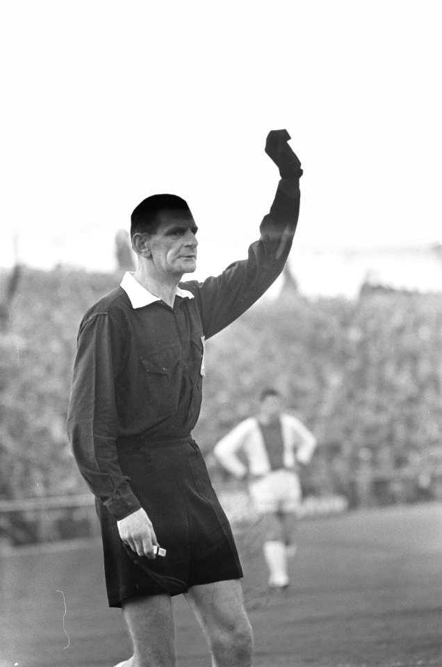 Scheidsrechter Van der Meer, vermoedelijk in het Ajax stadion, Bestanddeelnr 919-6300 (retouched)