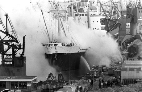 Scheepsbrand aan boord van Karmiata in Vlothaven Amsterdam brandweerlieden krijg, Bestanddeelnr 922-3248