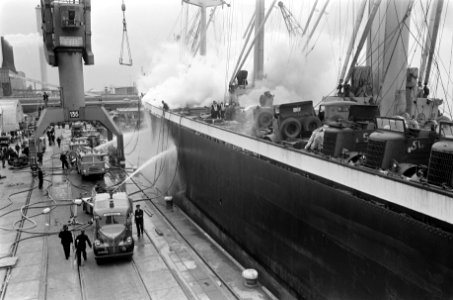Scheepsbrand aan boord van Karmiata in Vlothaven Amsterdam brandweerlieden krijg, Bestanddeelnr 922-3258