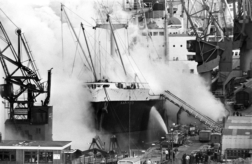 Scheepsbrand aan boord van Karmiata in Vlothaven Amsterdam rook uit schip, Bestanddeelnr 922-3245