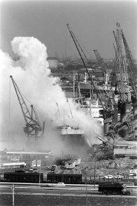 Scheepsbrand aan boord van Karmiata in Vlothaven Amsterdam brandweerlieden krijg, Bestanddeelnr 922-3262