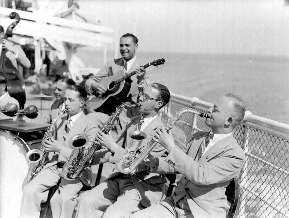 Scheepsorkest speelt aan dek, Bestanddeelnr 189-0537