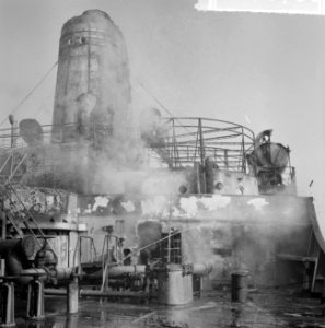 Scheepsramp op Westerschelde bij Rilland Bath . Het gat aan stuurboord van de Mi, Bestanddeelnr 914-8700 photo