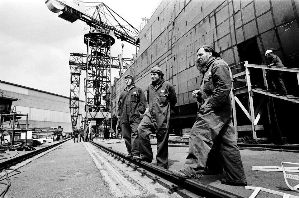 Scheepsbouw, arbeiders, hijskranen, Bestanddeelnr 930-3864