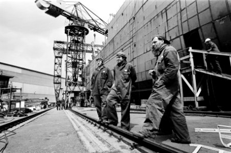 Scheepsbouw, arbeiders, hijskranen, Bestanddeelnr 930-3864