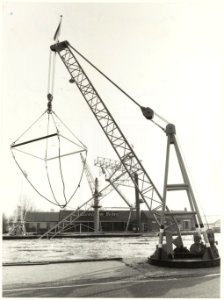 Scheepswerf van aluminium boten van Verhoef aan de Ringvaart te Aalsmeer, met kraan aan de Aalsmeerderdijk. Oriëntatie ziende naar het zuidoosten