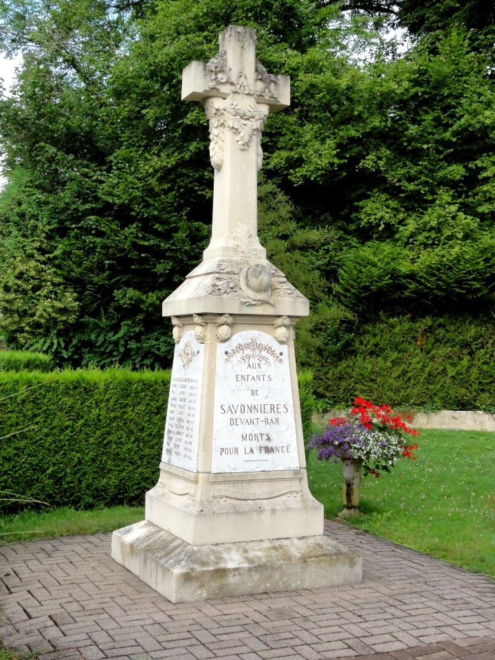 Savonnières-devant-Bar (Meuse) monument aux morts (01)