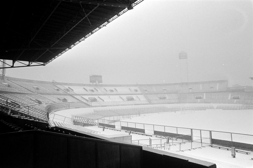 Scheidsrechter Glöckner (O-Duitsland) keurde het veld in Olympisch Stadion voor , Bestanddeelnr 923-1310