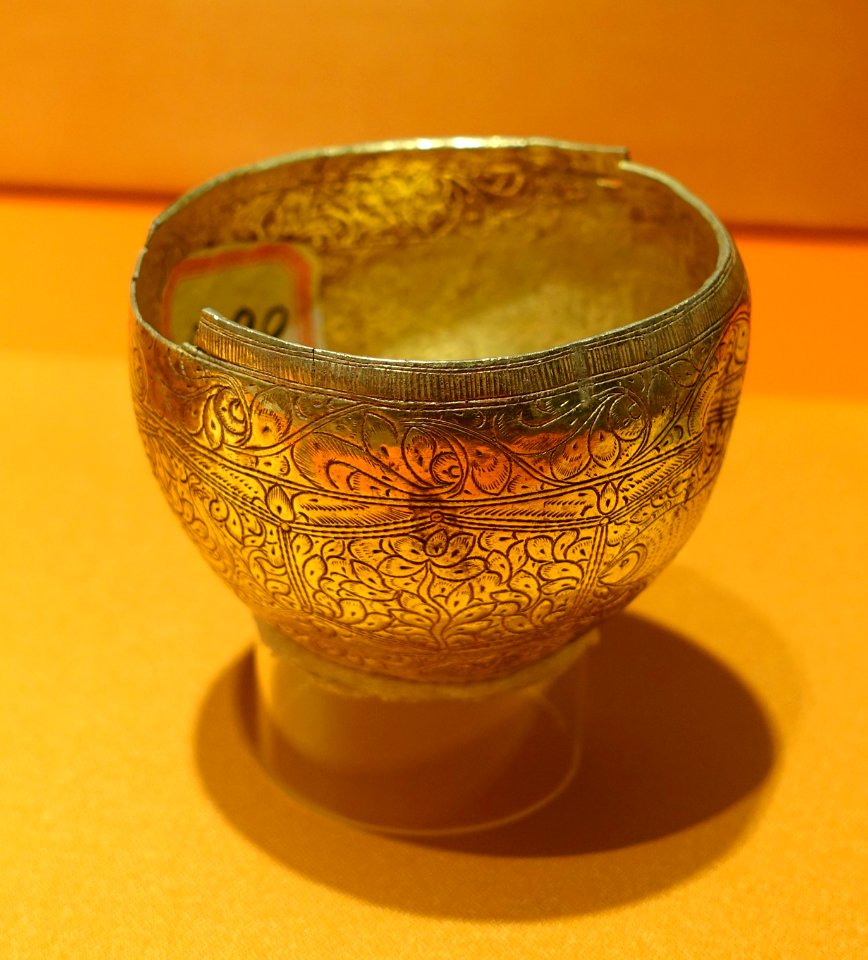 Sasanian gilt ware with fish and weed design, Southern Dynasties, from Bianwan Cun, Siucheng Zhen, Suixi - Hong Kong Museum of History - DSC00859