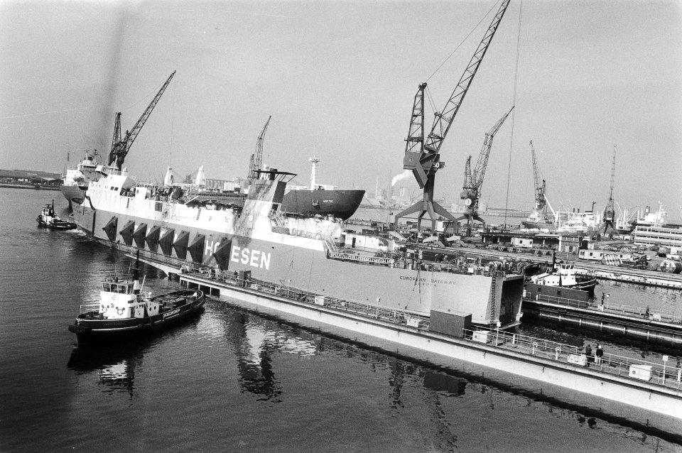 Scheepsbouw, vrachtschepen, scheepsongevallen, sleepboten, Bestanddeelnr 932-5708