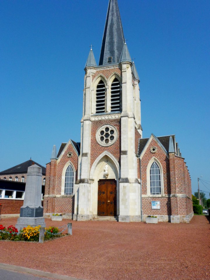 Sars-et-Rosières (Nord, Fr) église - monument aux morts