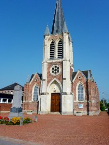 Sars-et-Rosières (Nord, Fr) église - monument aux morts