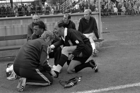 Scheidsrechter Bom is geblesseerd, Bestanddeelnr 921-6614