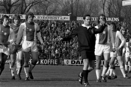 Scheidsrechter Geurens heeft Piet Keizer (links) een gele kaart gegeven, Bestanddeelnr 927-0404