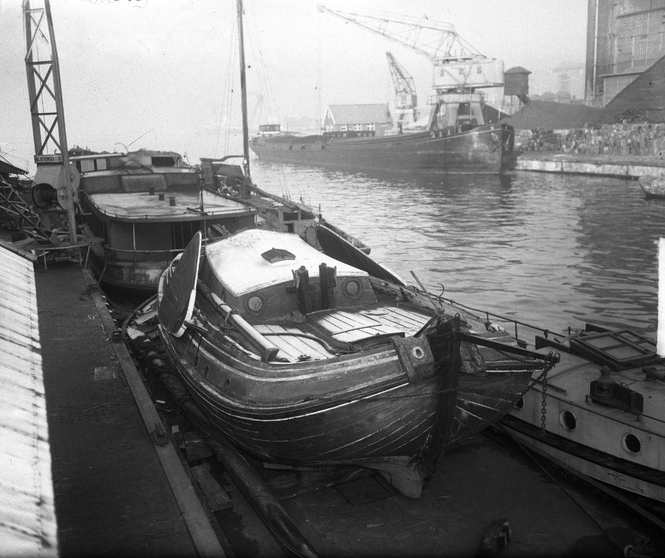 Scheepje De Sperwer van Scheepvaartmuseum op werf De Vries Lentsch, Bestanddeelnr 903-2076