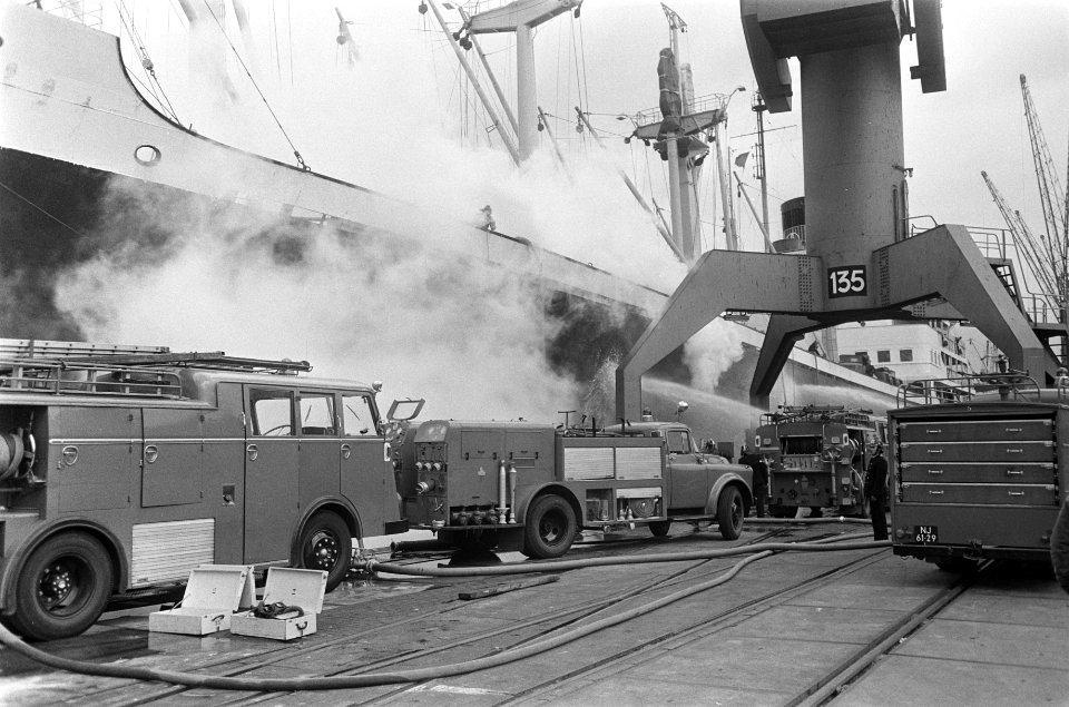 Scheepsbrand aan boord van Karmiata in Vlothaven Amsterdam brandweerlieden krijg, Bestanddeelnr 922-3255