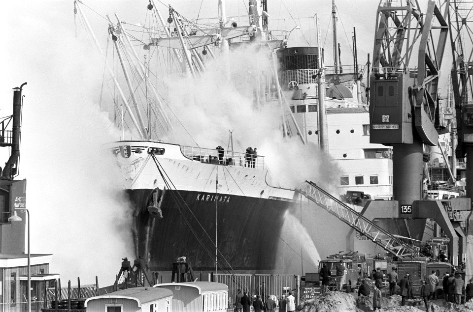 Scheepsbrand aan boord van Karmiata in Vlothaven Amsterdam rook uit schip, Bestanddeelnr 922-3246