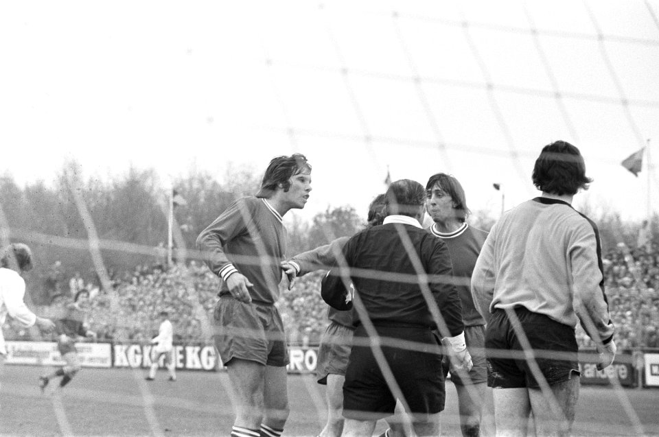 Scheidsrechter geeft een waarschuwing aan Johan Cruyff, Bestanddeelnr 925-5680