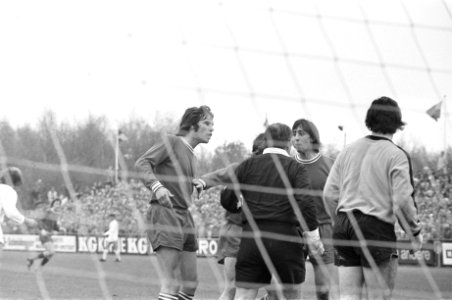 Scheidsrechter geeft een waarschuwing aan Johan Cruyff, Bestanddeelnr 925-5680