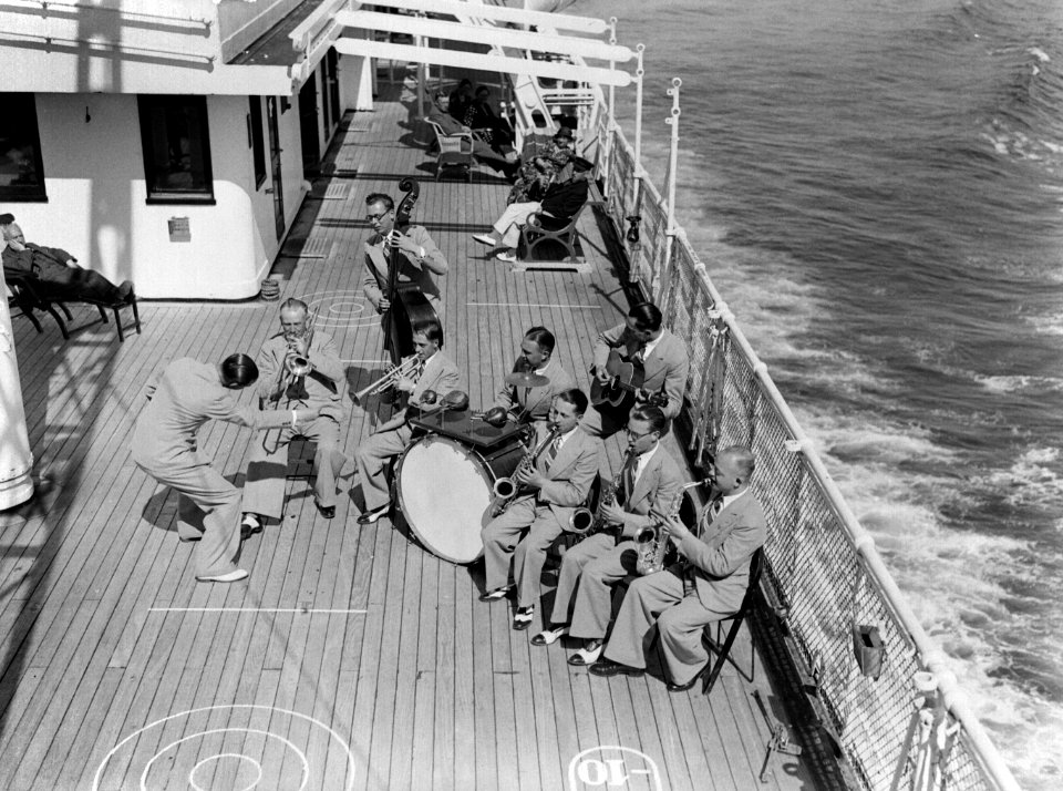 Scheepsorkest speelt aan dek passagiers luisteren en kijken toe, Bestanddeelnr 189-0539