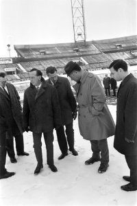 Scheidsrechter Davidson keurt het veld van het Olympisch Stadion voor de wedstri, Bestanddeelnr 922-0970