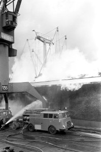 Scheepsbrand aan boord van Karmiata in Vlothaven Amsterdam brandweerlieden krijg, Bestanddeelnr 922-3256
