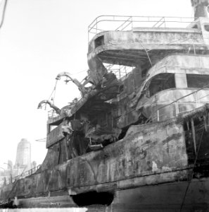 Scheepsramp op Westerschelde bij Rilland Bath . Het gat aan stuurboord van de Mi, Bestanddeelnr 914-8710