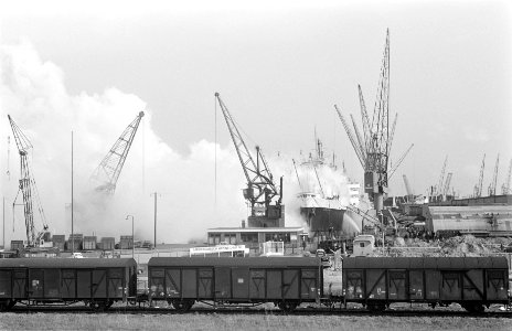 Scheepsbrand aan boord van Karmiata in Vlothaven Amsterdam brandweerlieden krijg, Bestanddeelnr 922-3249
