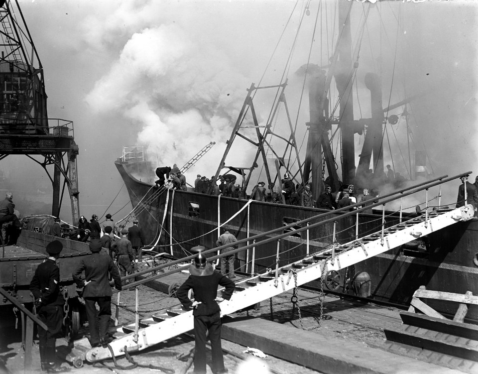Scheepsbrand in het ss Rossum van de Stoomvaart Maatschappij Oostzee, geladen , Bestanddeelnr 902-7716