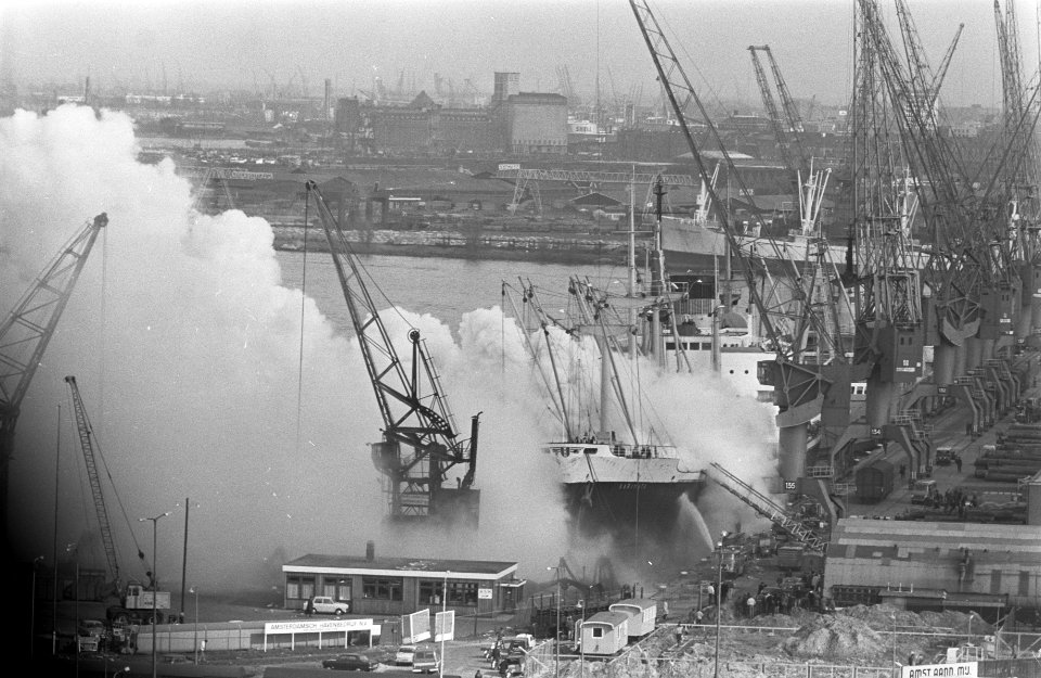Scheepsbrand aan boord van Karmiata in Vlothaven Amsterdam rook boven Vlothaven, Bestanddeelnr 922-3244