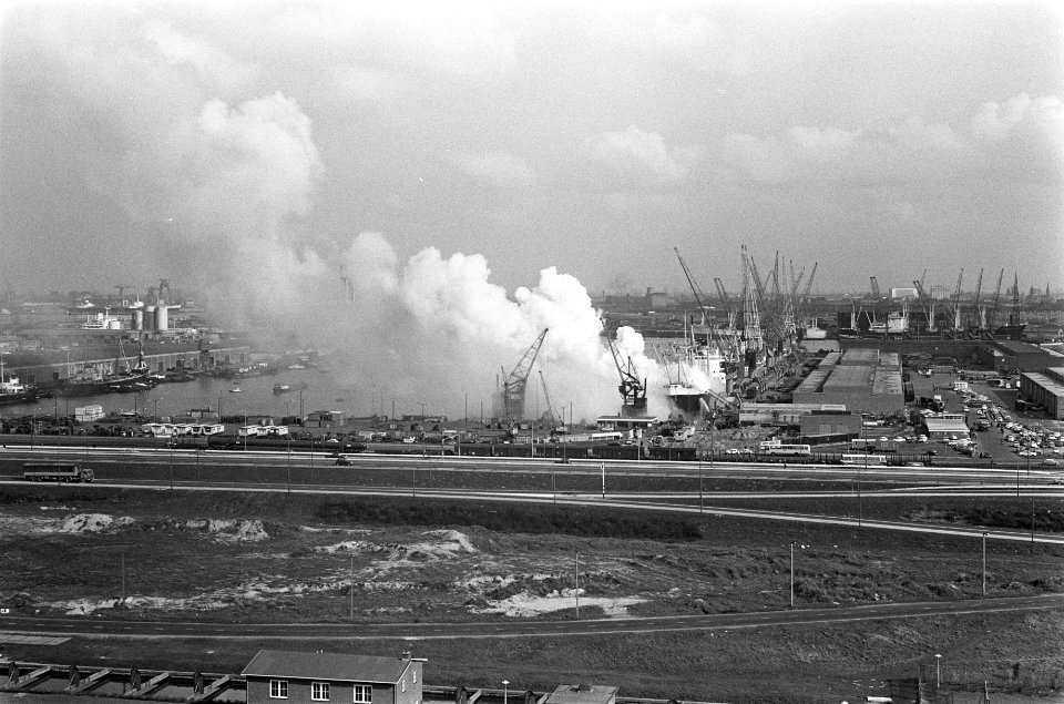 Scheepsbrand aan boord van Karmiata in Vlothaven Amsterdam brandweerlieden krijg, Bestanddeelnr 922-3263