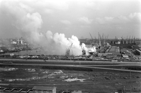 Scheepsbrand aan boord van Karmiata in Vlothaven Amsterdam brandweerlieden krijg, Bestanddeelnr 922-3263
