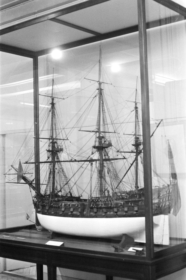 Scheepsmodellen in scheepvaartmuseum, opdracht heer Viete (Der Stern), Bestanddeelnr 925-7811